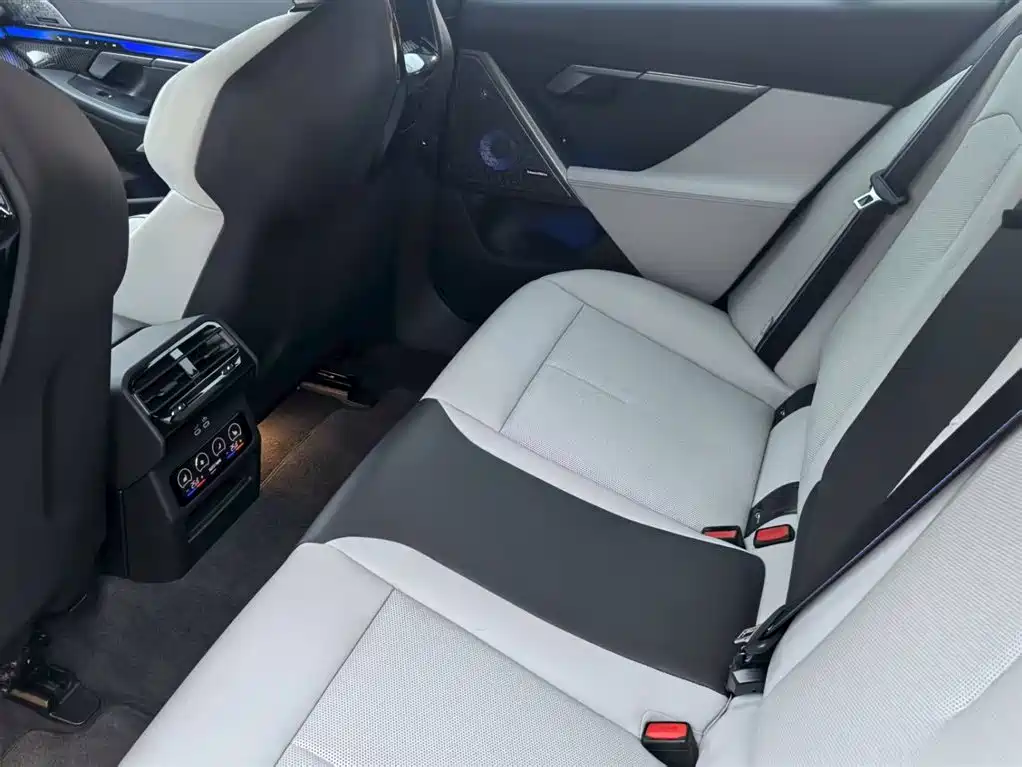 BMW M5 New Energy 2025 M5 фото 9