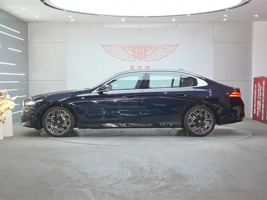 BMW 5 Series 2025 530Li Premium M Sport Package фото 2