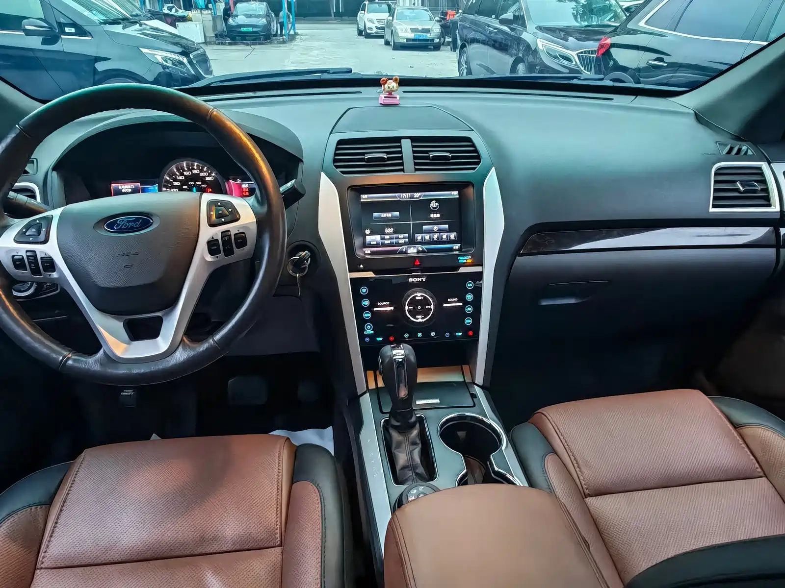 Photo 10 - Ford Explorer (Import)