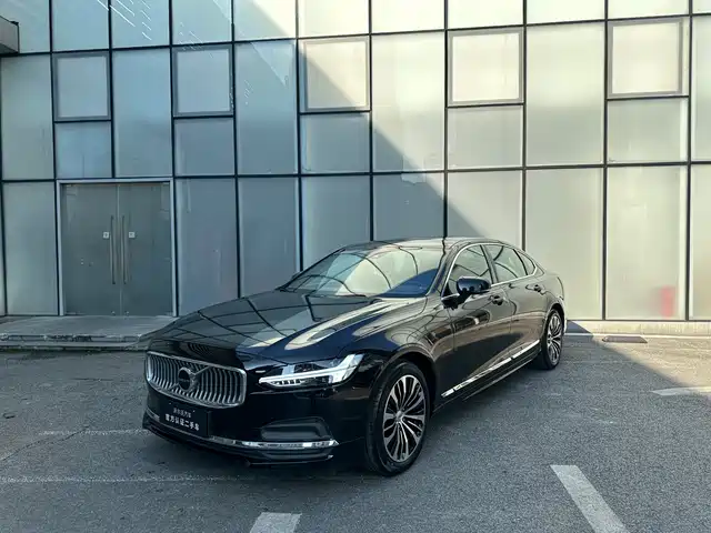 Volvo S90 2024 B5 Momentum Luxury Edition — фото 1