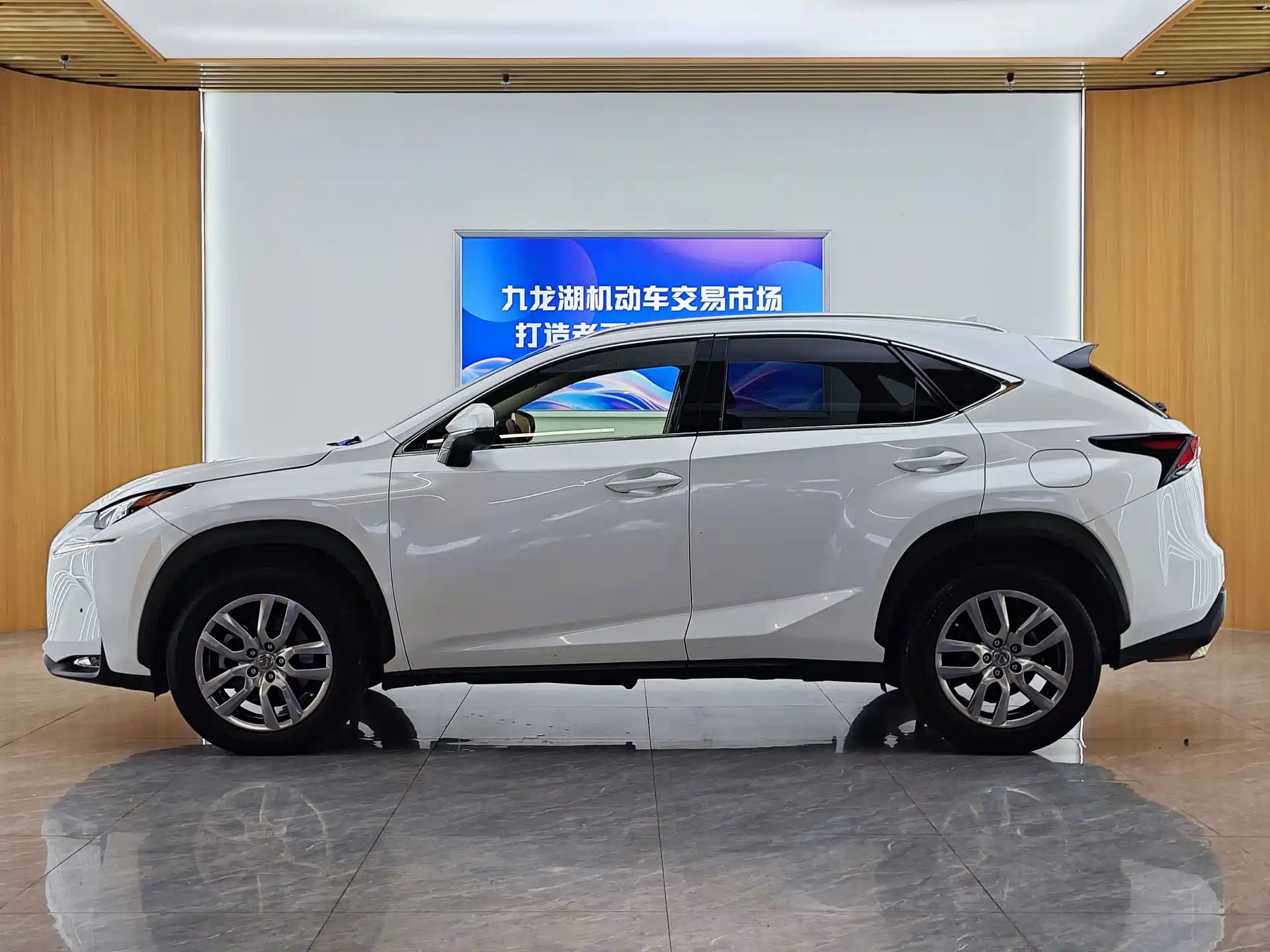Фото 4 - Lexus NX