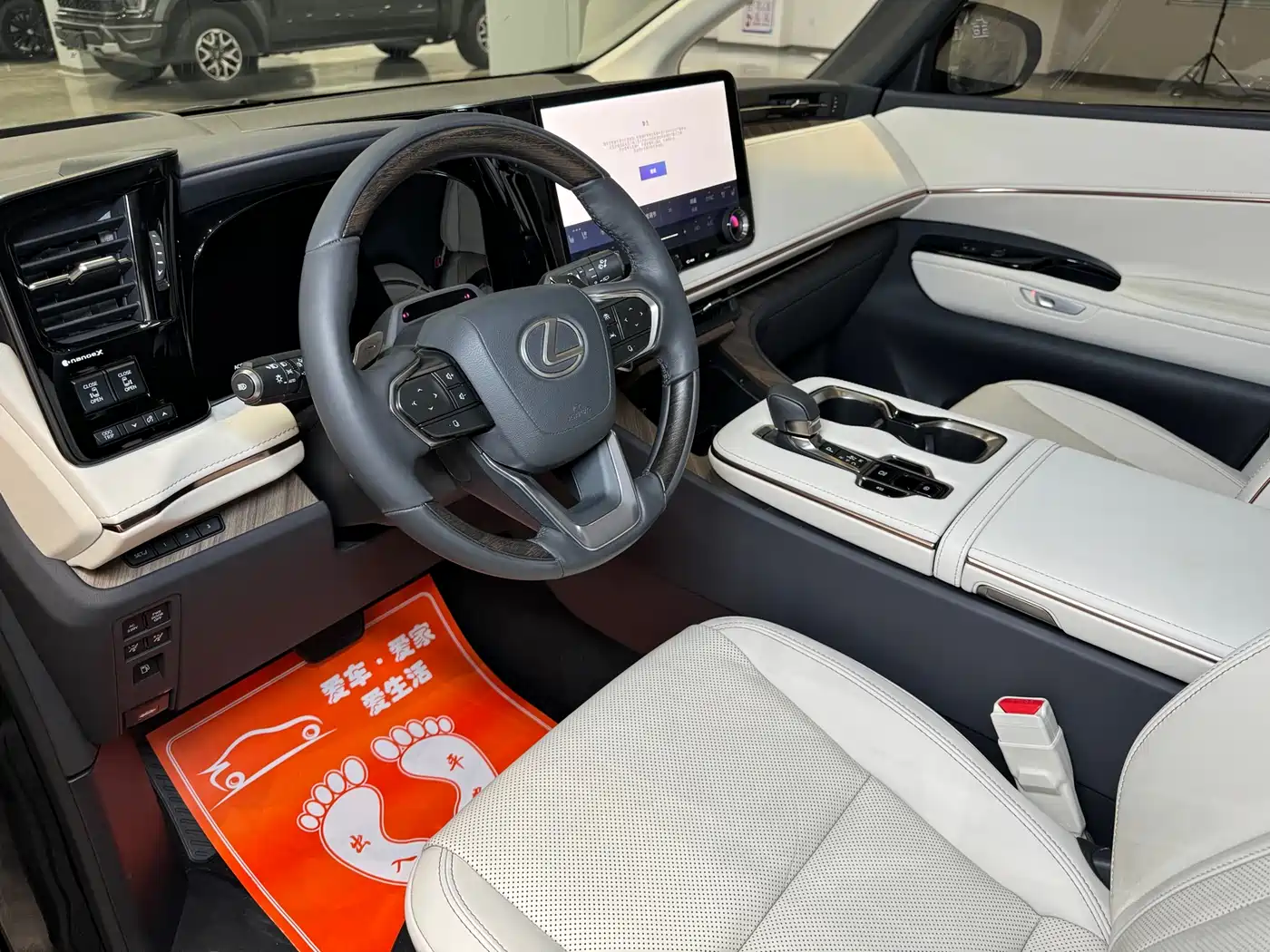 LEXUS LM