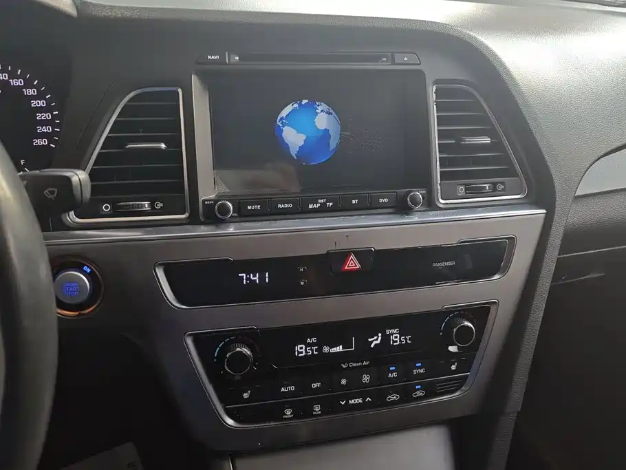 Photo 13 - Hyundai Sonata