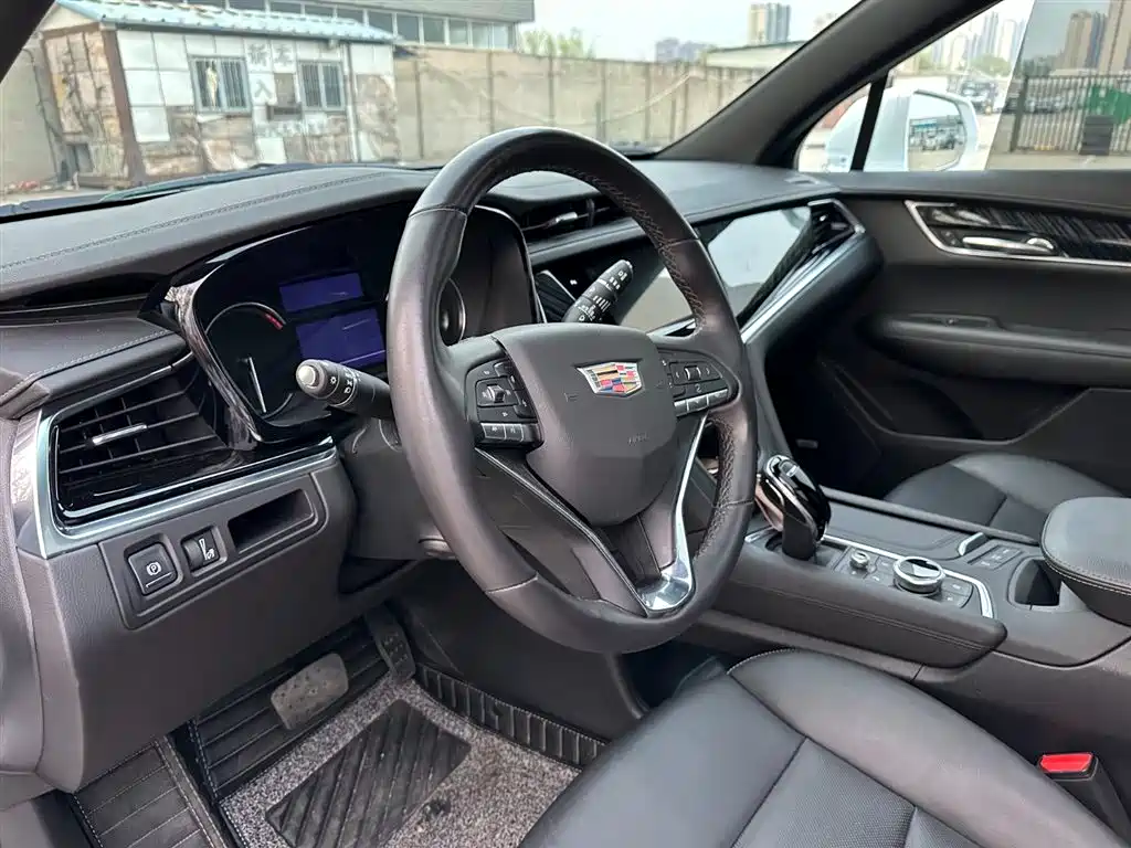 CADILLAC XT6