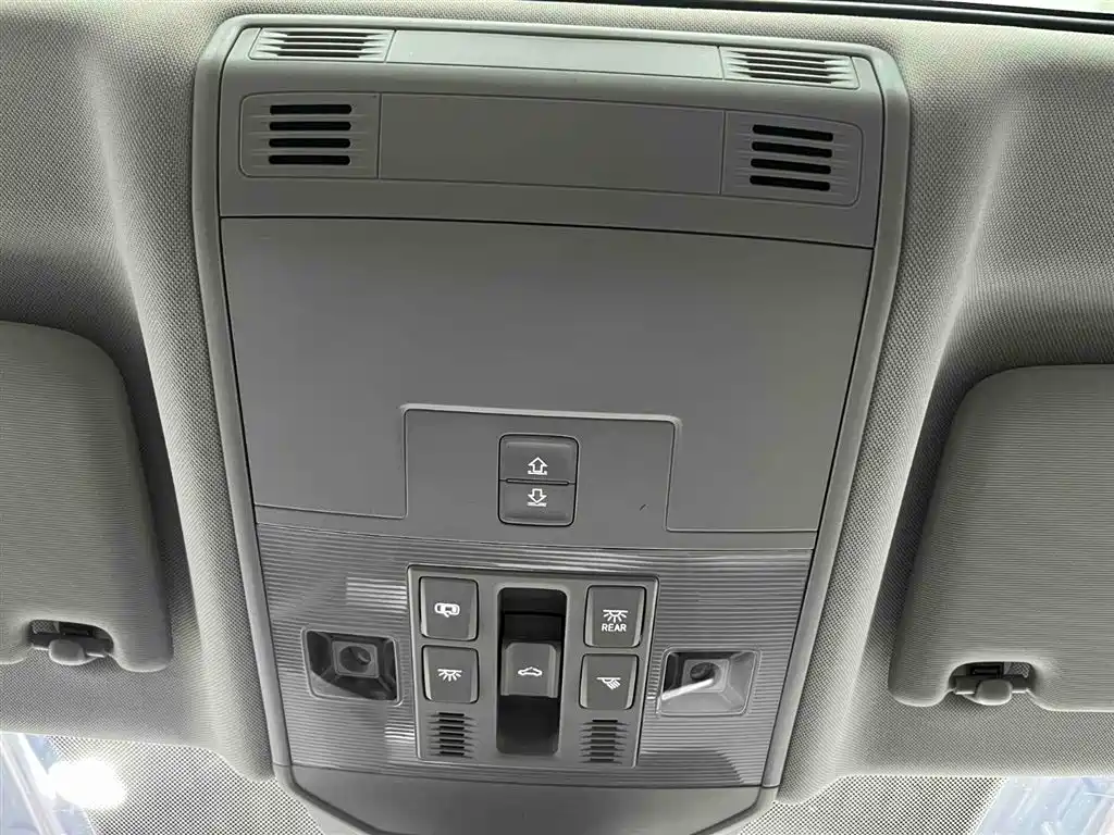 Volkswagen Sagitar 2023 Model Year 200TSI DSG Surpass Edition фото 8