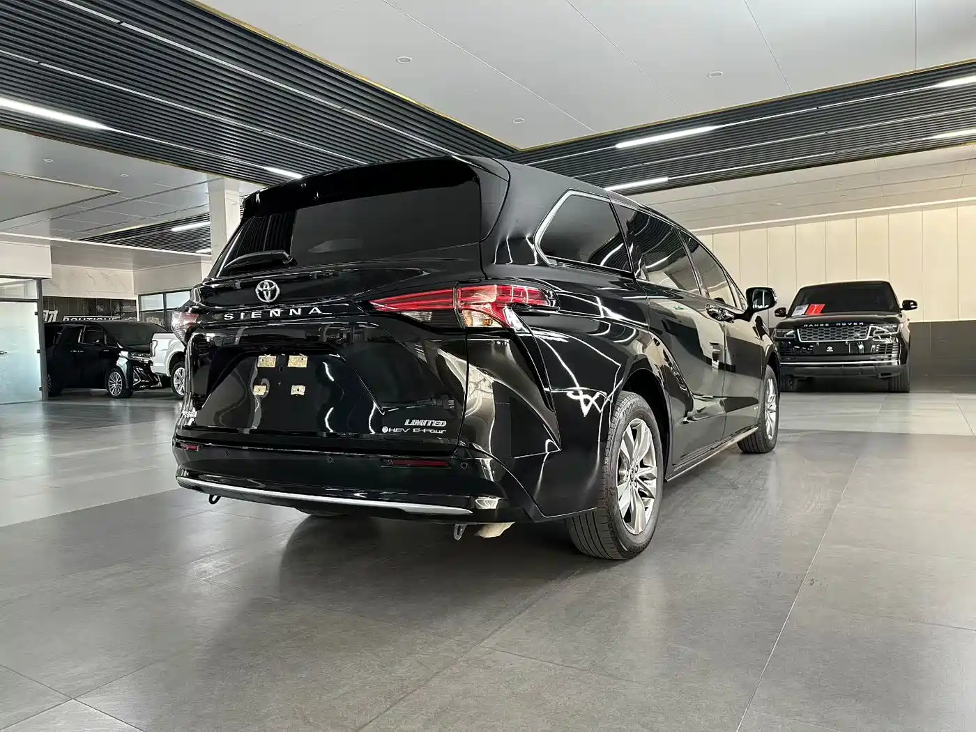 Toyota Sienna 2024 2.5L Hybrid 4WD Premium Edition фото 9