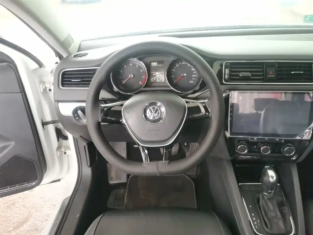 Volkswagen Sagitar 2015 1.6L Automatic Comfort фото 11