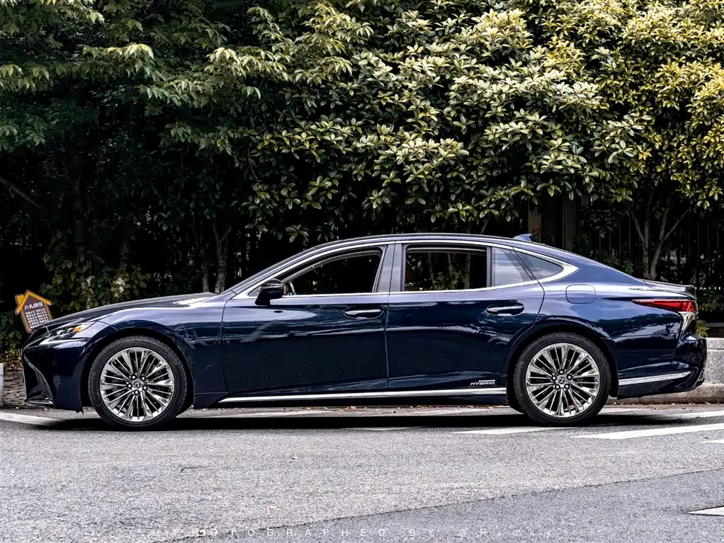 Lexus LS 2018 500h Excellence Edition China V фото 3