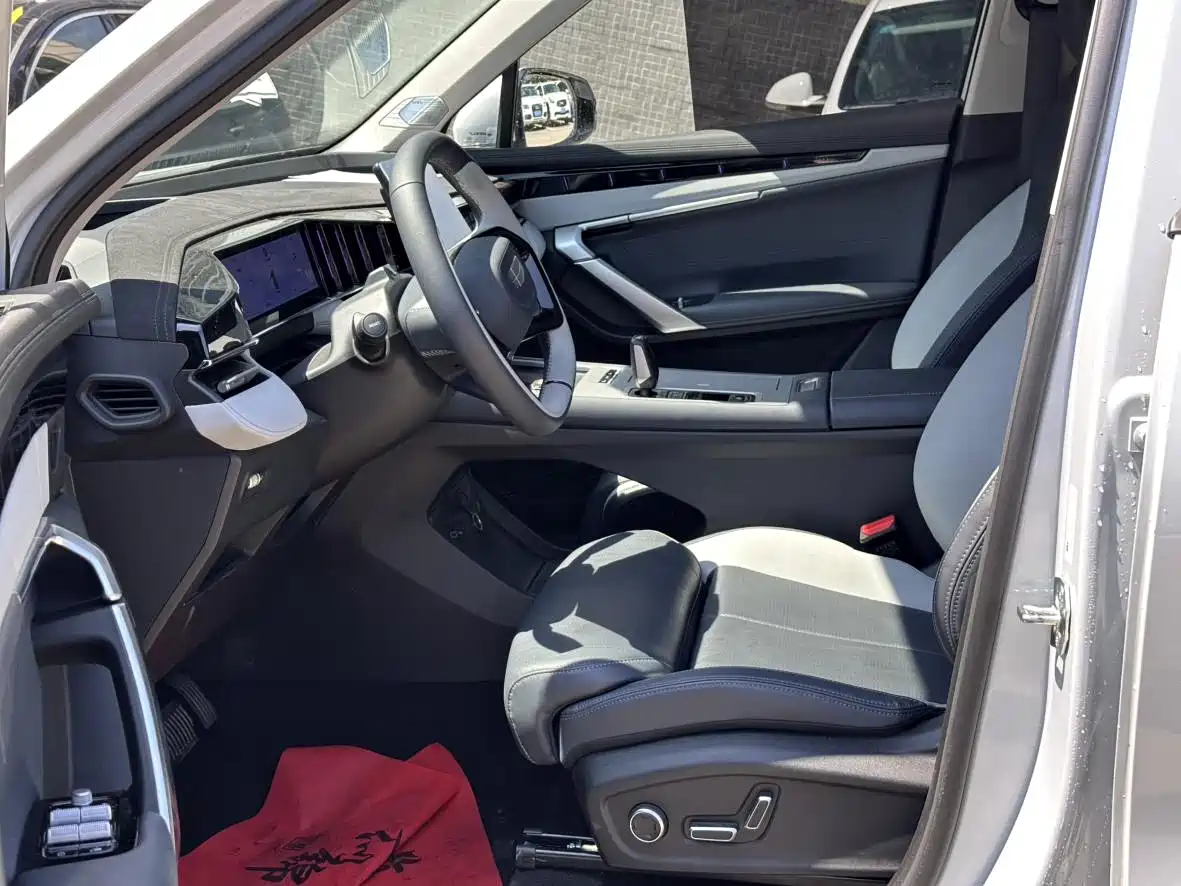 Photo 6 - Geely Atlas L