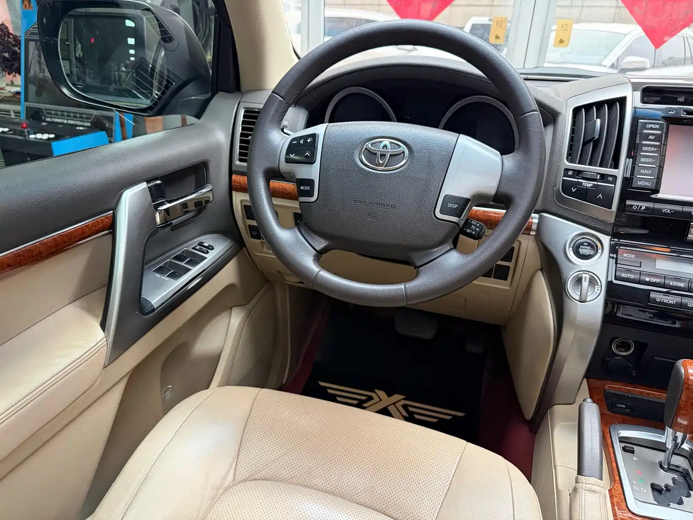 Toyota Land Cruiser 2012 4.6L Automatic VX-R фото 28