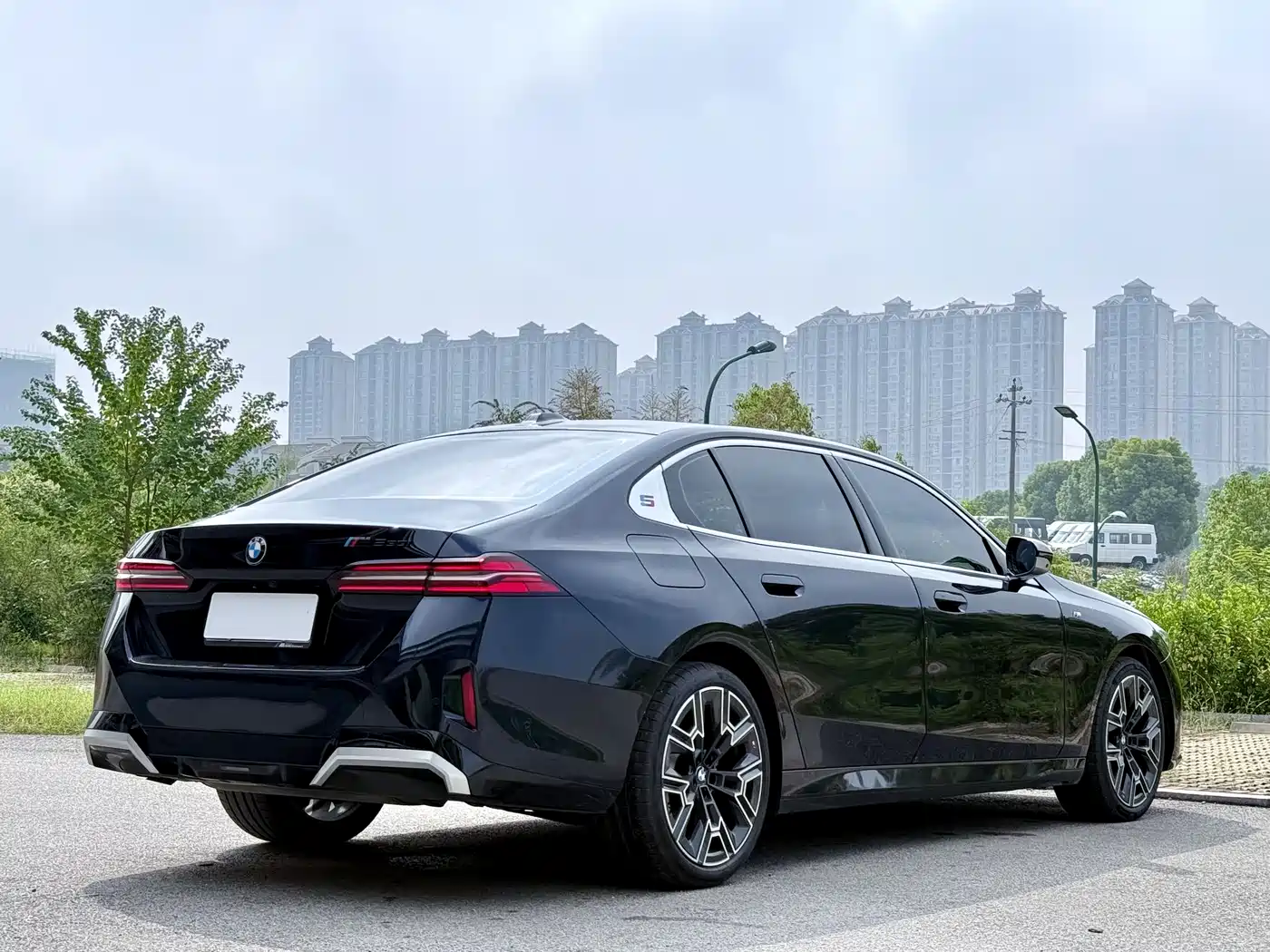 BMW 5 Series 2025 530Li Premium M Sport Package фото 10