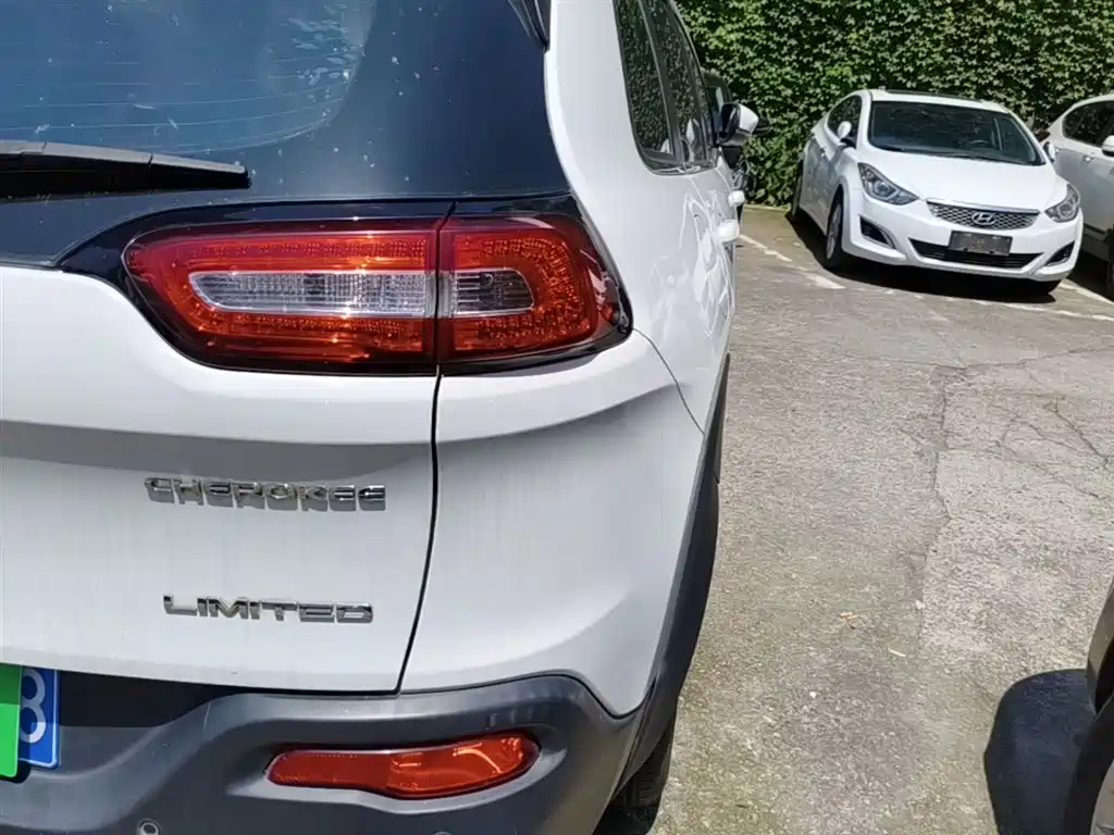 Фото 8 - Jeep Cherokee