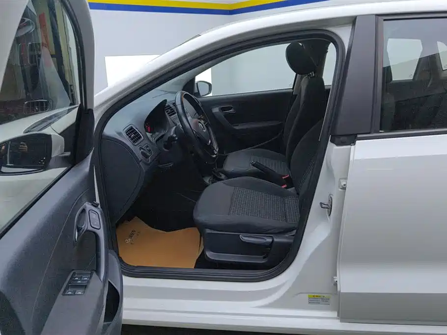 Volkswagen Polo 2016 1.6L Automatic Comfort фото 9