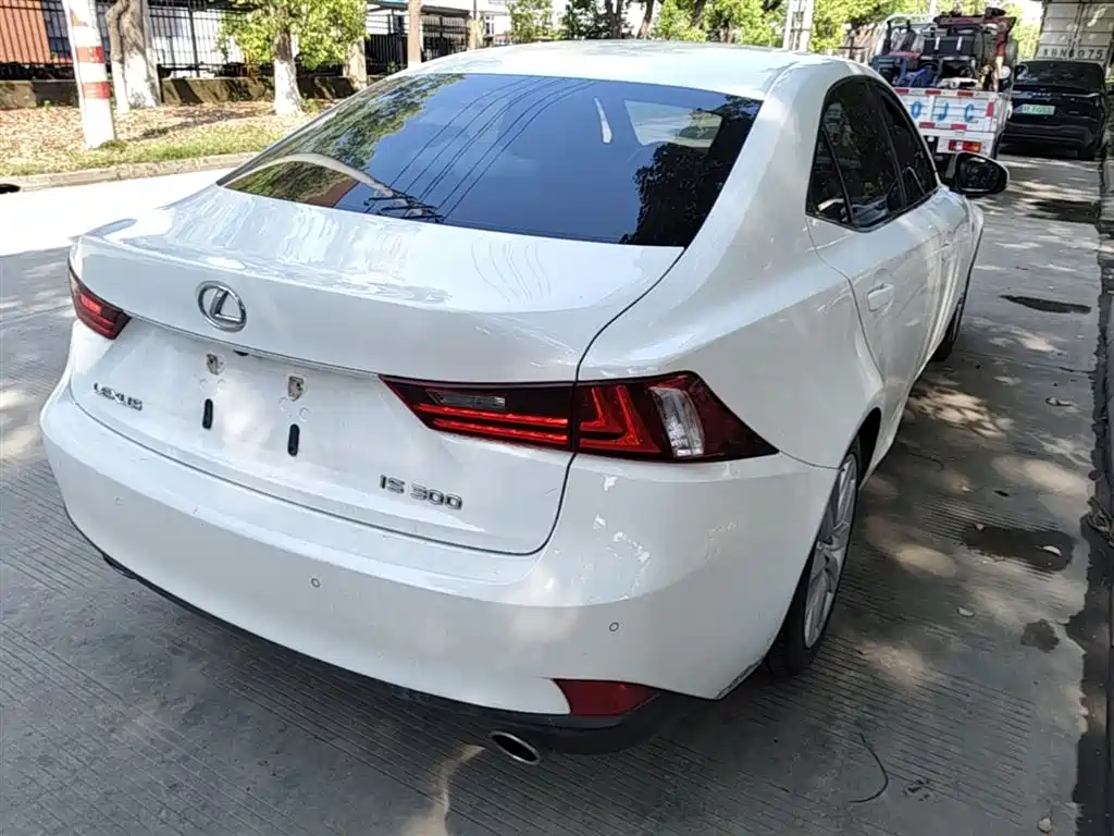 Lexus IS 2015 200t F SPORT фото 7