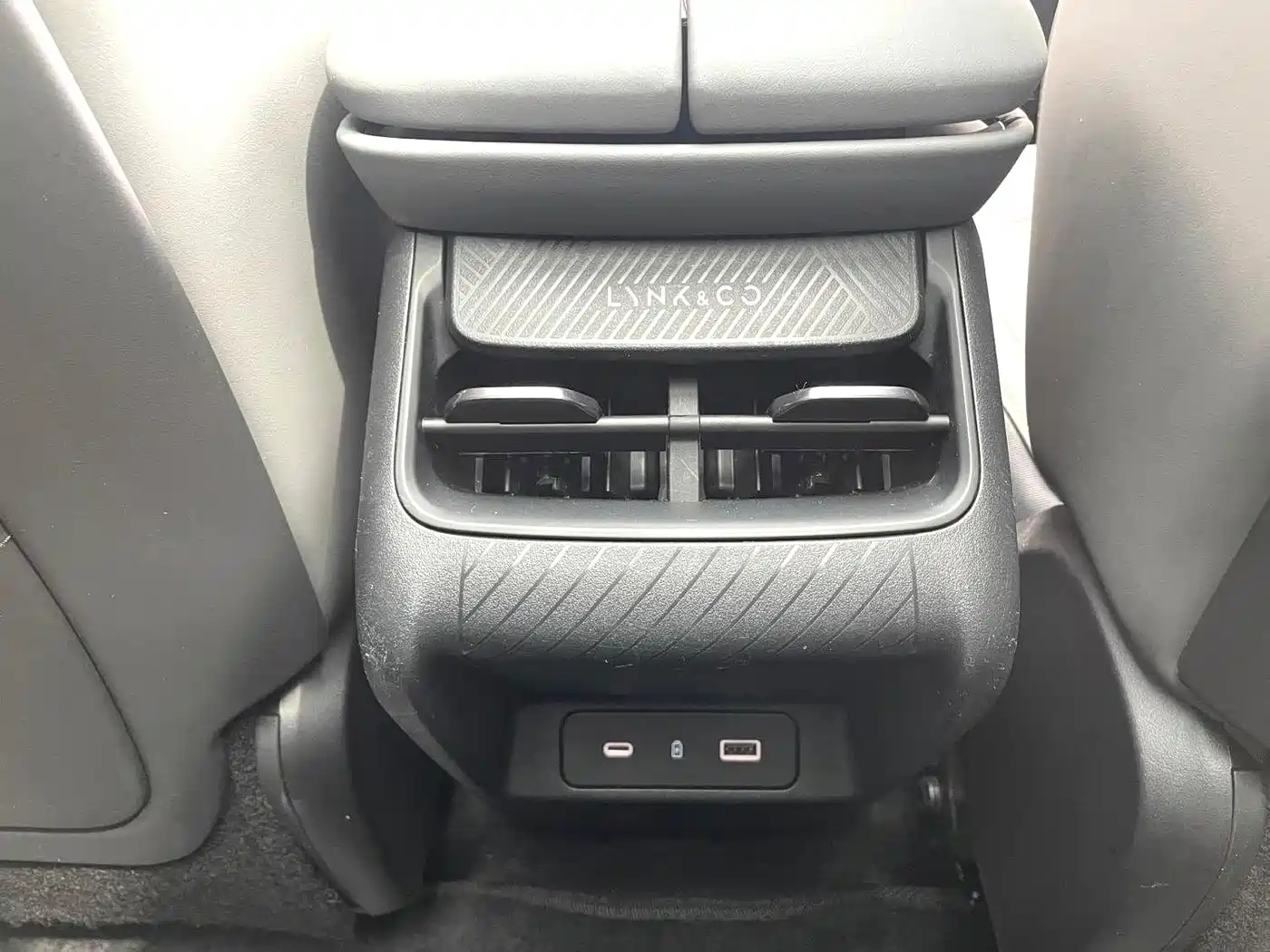Lynk & Co 08 EM-P 2023 220km 4WD Performance Halo фото 4