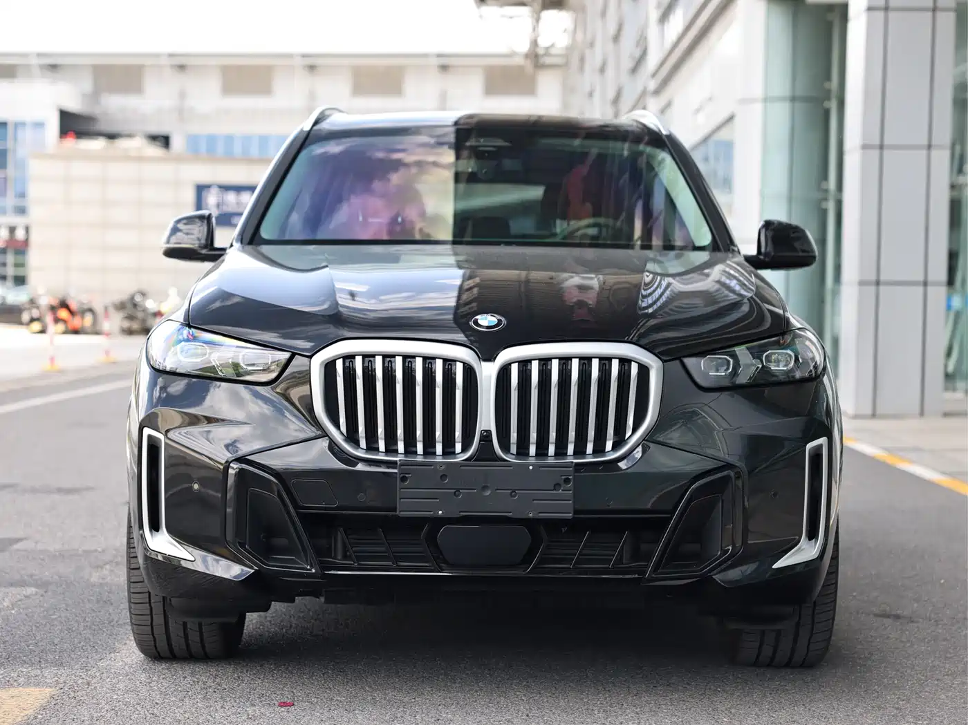 BMW X5 2025 Model xDrive 30Li M Sport Blackout Package фото 2