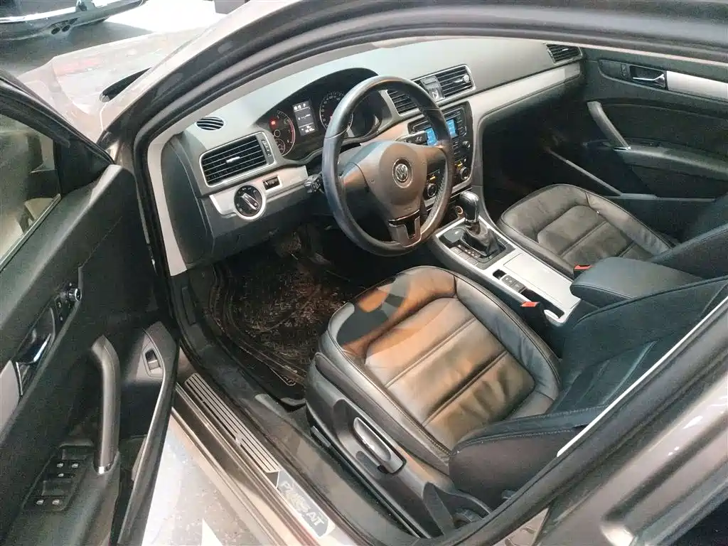Volkswagen Passat 2014 1.8TSI DSG Luxury Edition фото 16