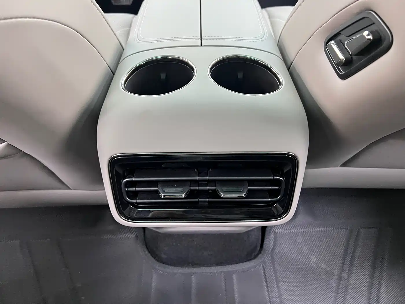Geely Galaxy Galaxy Xingyao 8 2025 Model 130km EM-i Flagship Edition фото 19