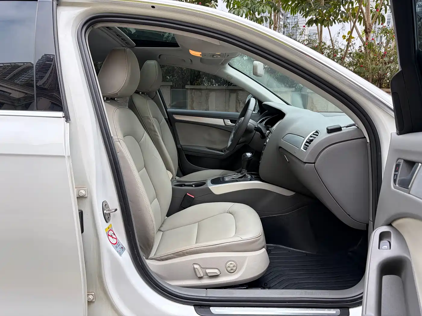 Audi A4L 2010 2.0 TFSI Standard фото 11