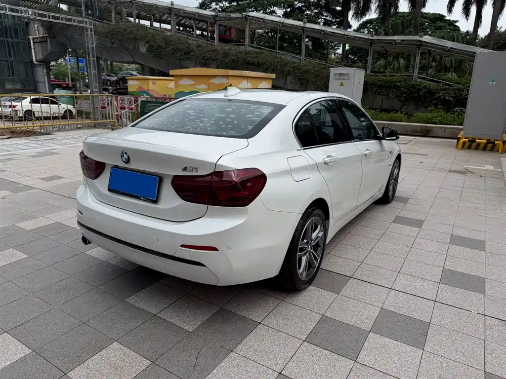 BMW 1 Series 2017 118i Sport фото 7