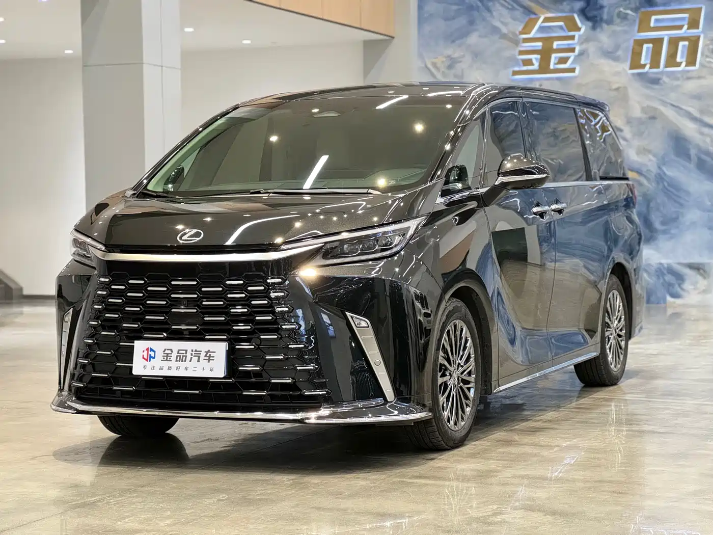 LEXUS LM 2024