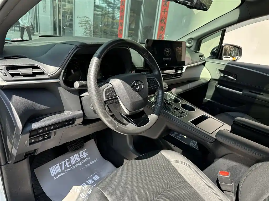Toyota Granvia 2023 2.5L Hybrid Flagship VIP Edition фото 10