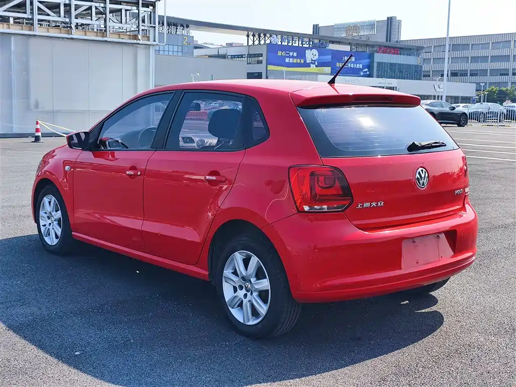 Volkswagen Polo 2013 1.4L Automatic Luxury Edition фото 4