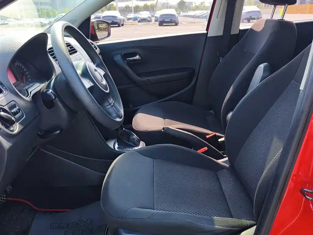 Volkswagen Polo 2013 1.4L Automatic Luxury Edition фото 9