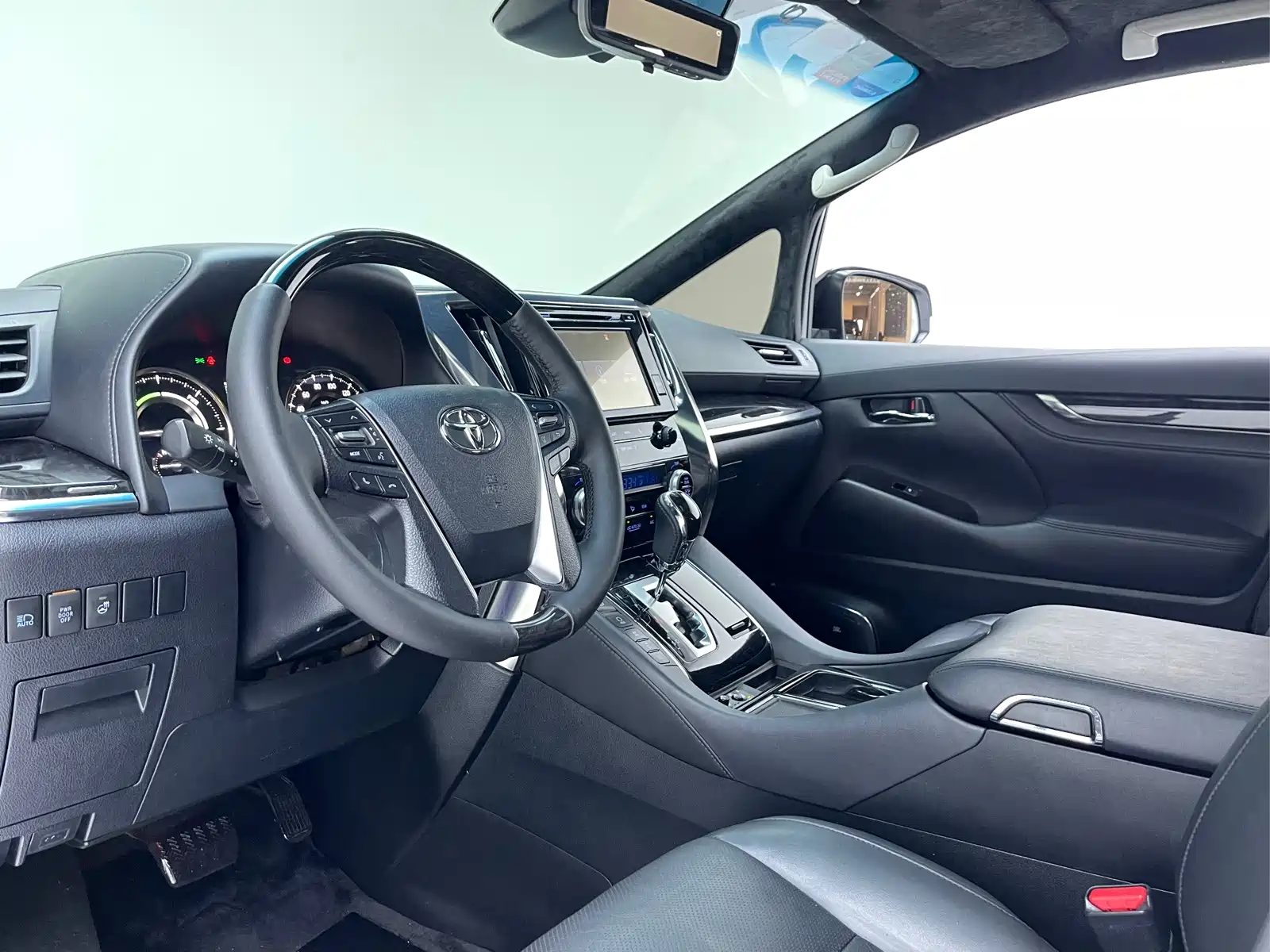 Фото 5 - Toyota Vellfire