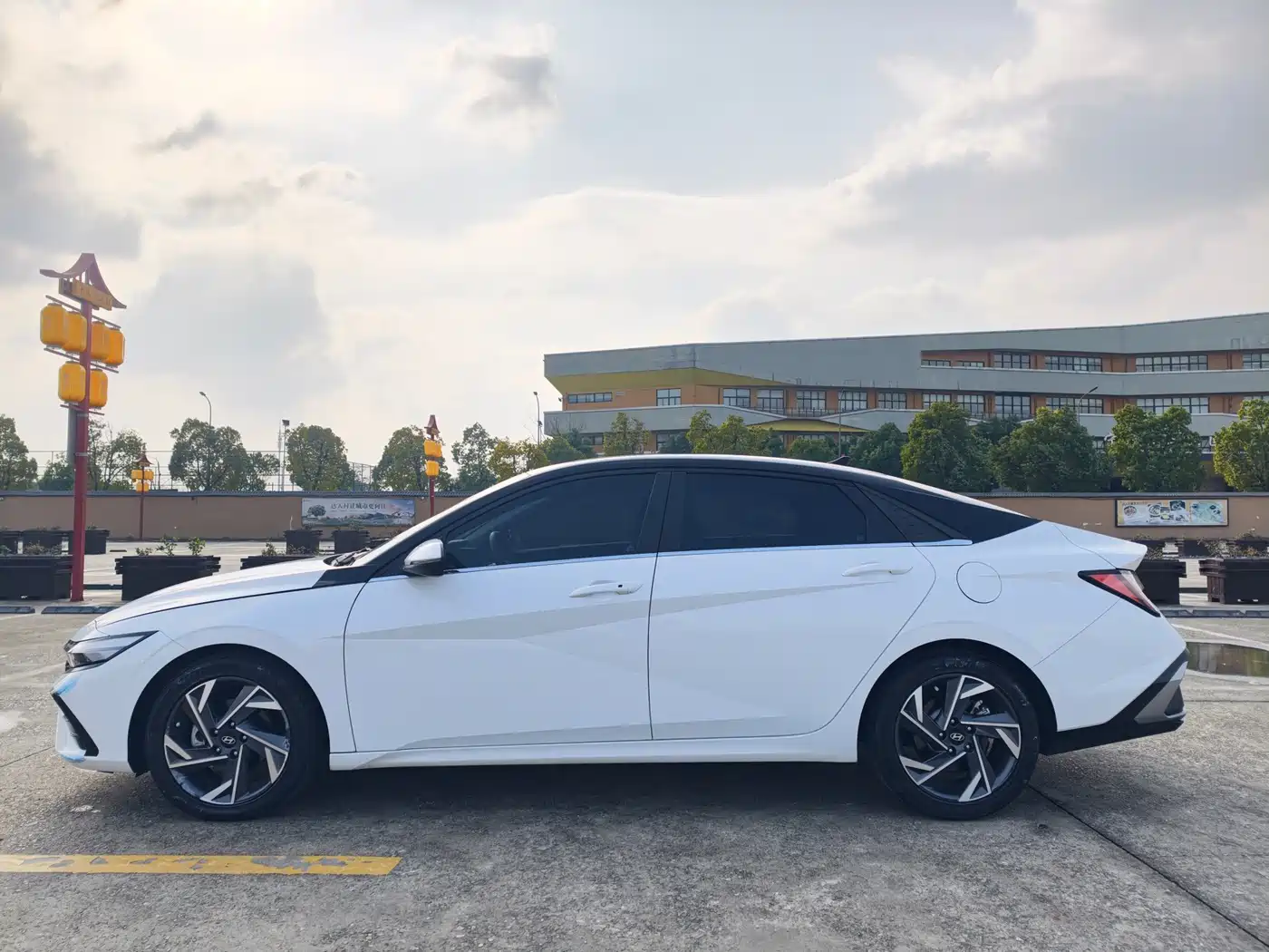Hyundai Elantra 2023 Model 1.5L CVT LUX Premium Edition фото 4