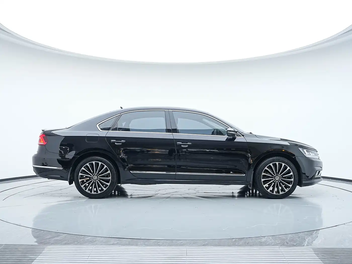 Volkswagen Passat 2016 330TSI DSG Executive Edition фото 4