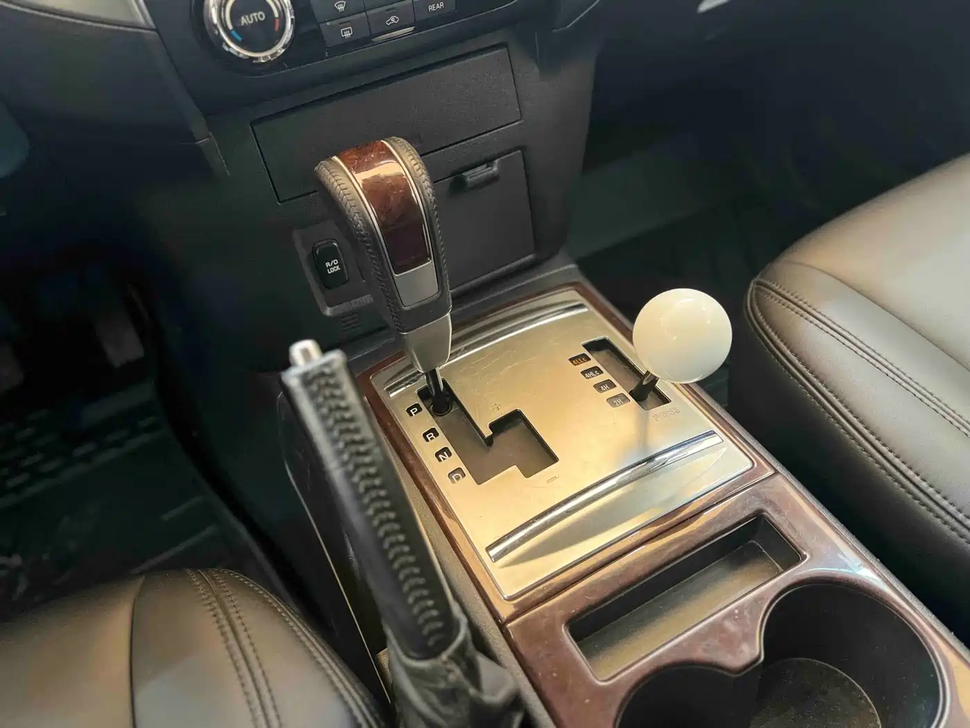 Mitsubishi Pajero (Import) 2016 3.0L Automatic Premium (China V) фото 18