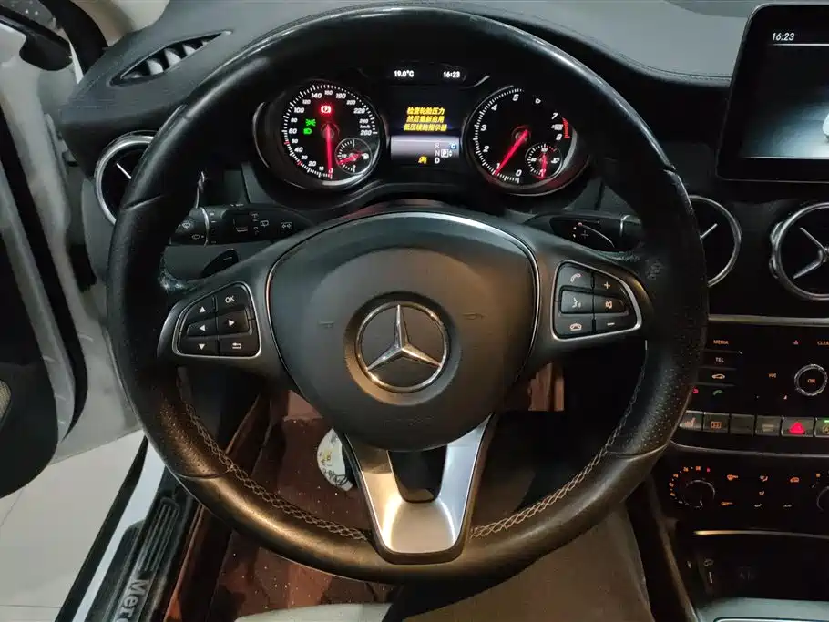 Mercedes-Benz GLA 2017 GLA 220 4MATIC Luxury фото 15