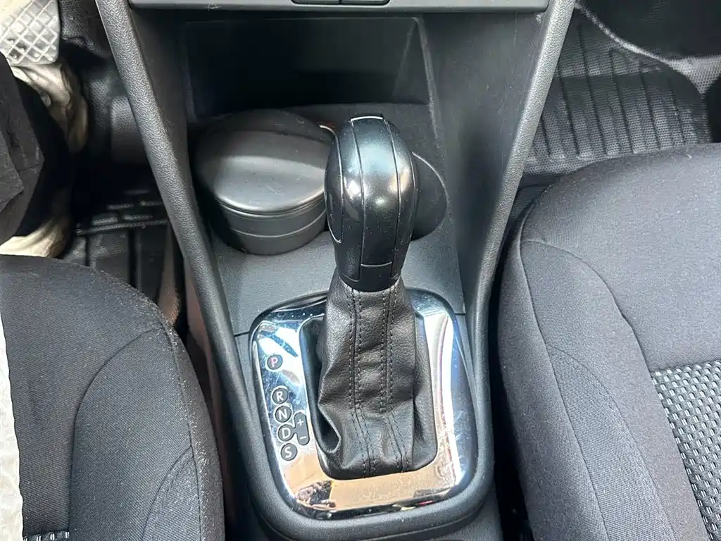 Volkswagen Polo 2013 1.6L Automatic Luxury Edition фото 16