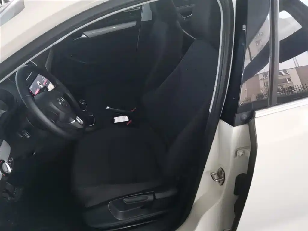 Volkswagen Sagitar 2014 Facelift 1.6L Manual Leading Version фото 15