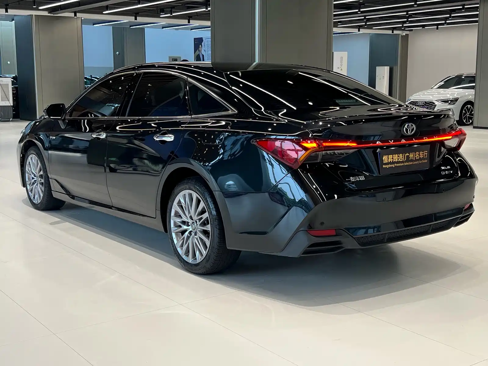 Photo 5 - Toyota Avalon
