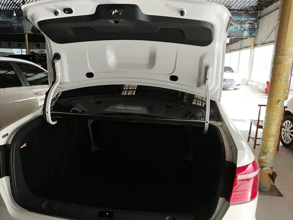 Volkswagen Lavida 2013 Facelift Classic 1.6L Automatic Comfort фото 19