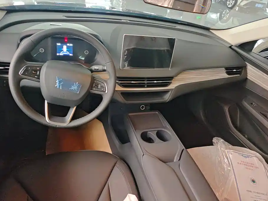 Hongqi E-QM5 2026 2025 Model 500km Travel Edition