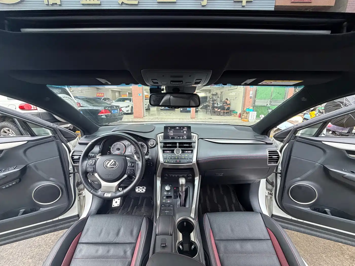 Фото 23 - Lexus NX