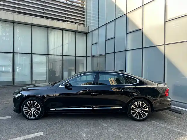 Volvo S90 2024 B5 Momentum Luxury Edition — фото 2