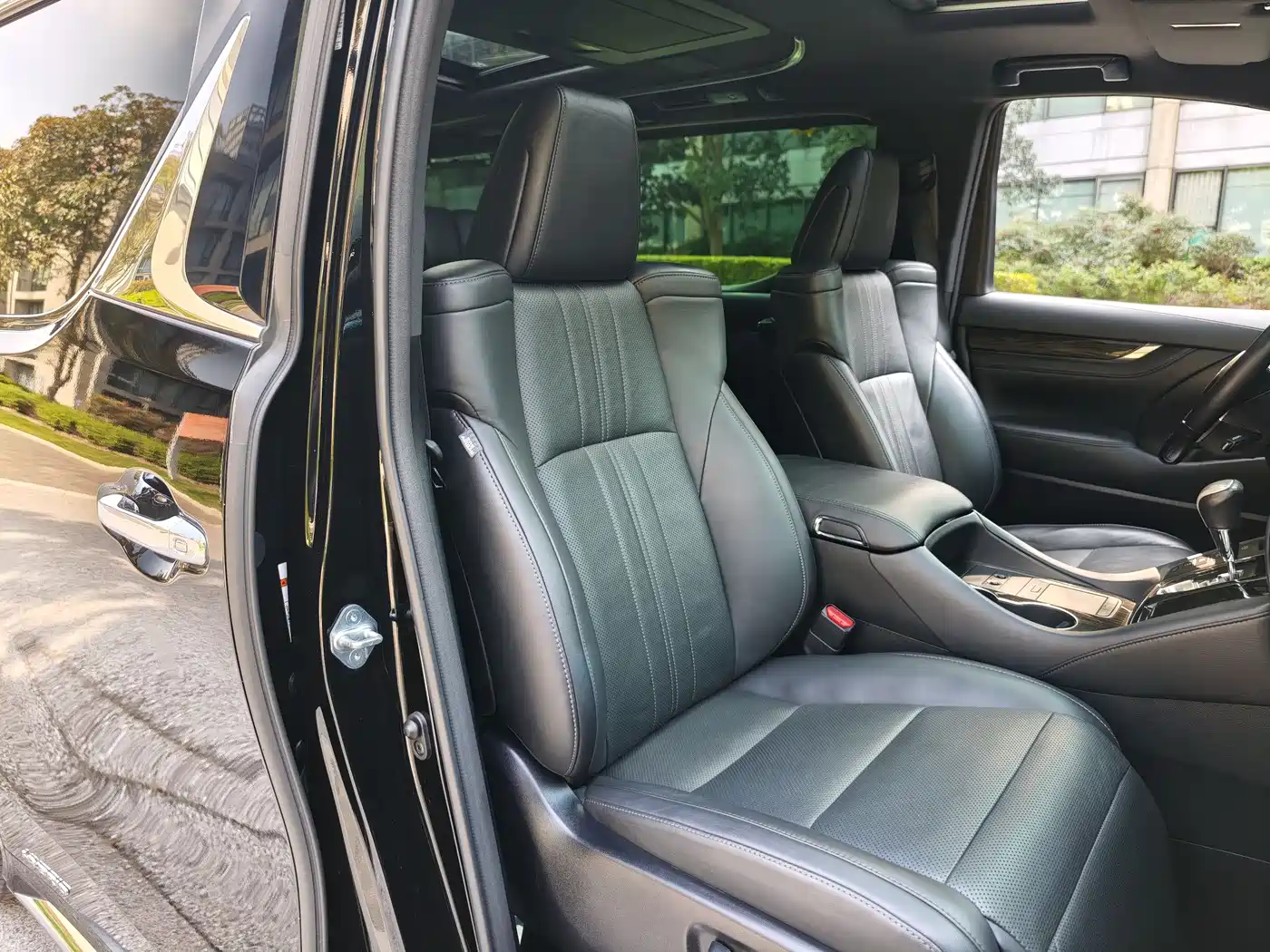 Lexus LM 2020 300h Seven-Seater Elegance Edition фото 14