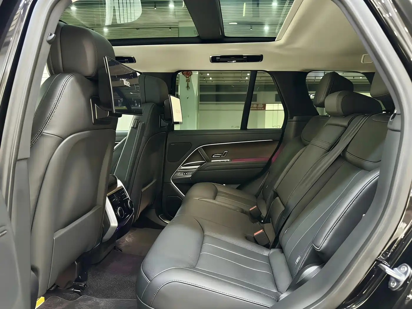 Land Rover Range Rover 2024 3.0 L6 360PS Golden Age Edition фото 12