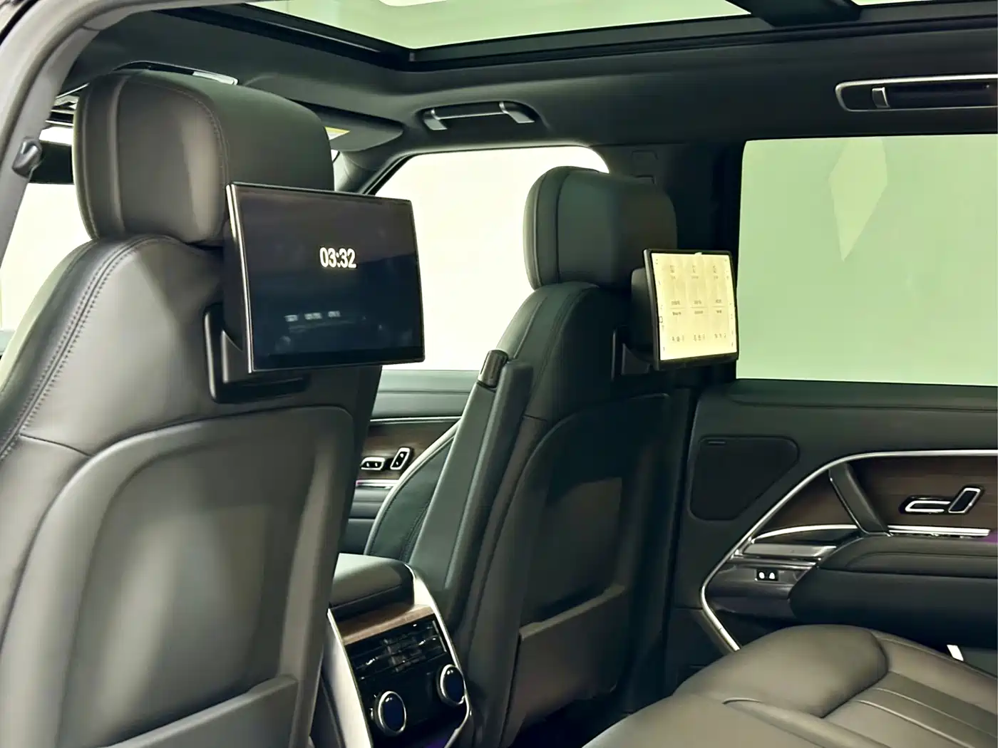 Land Rover Range Rover 2024 3.0 L6 360PS Golden Age Edition фото 11