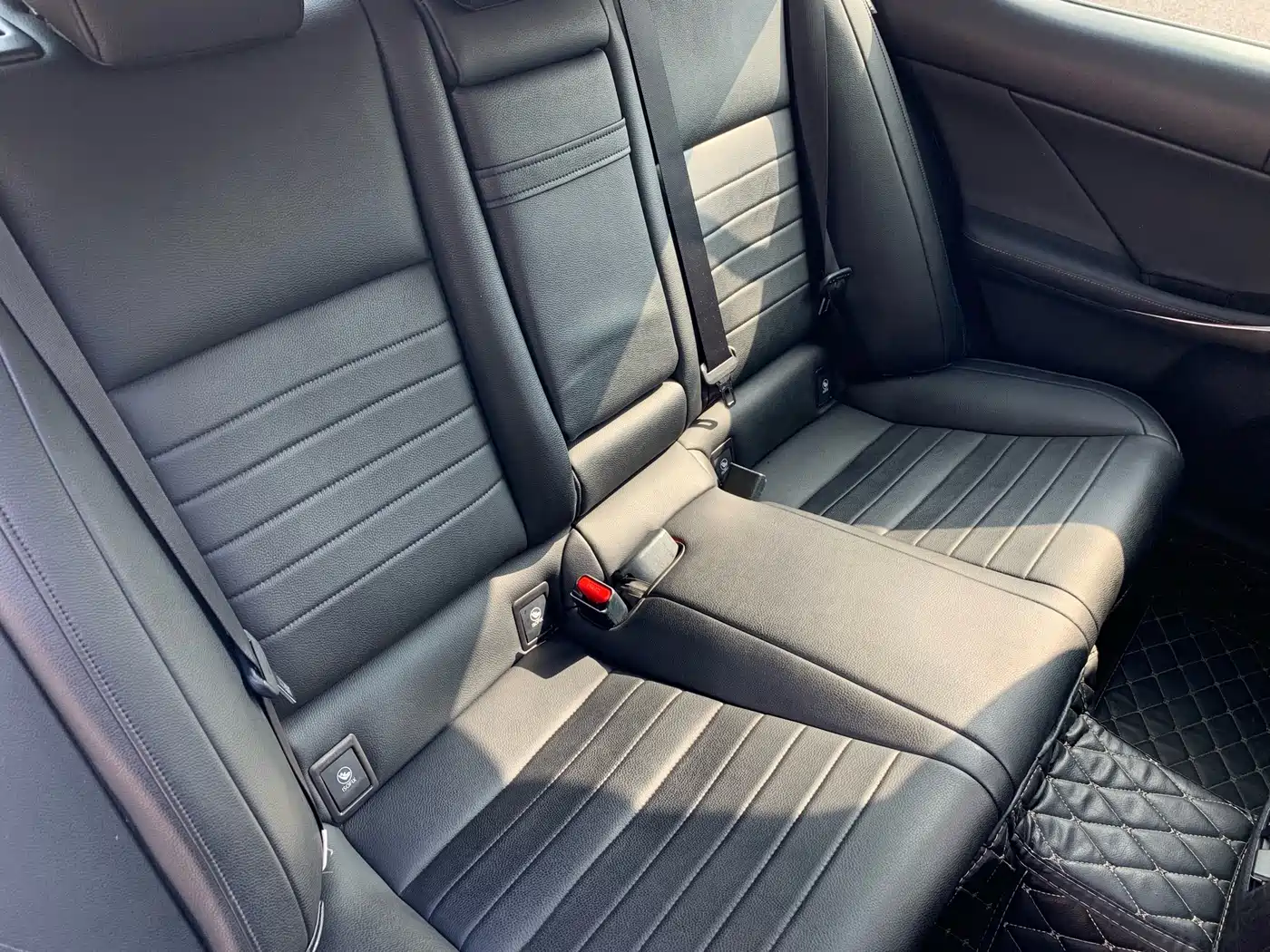 Lexus IS 2017 300 Fashion Edition фото 25