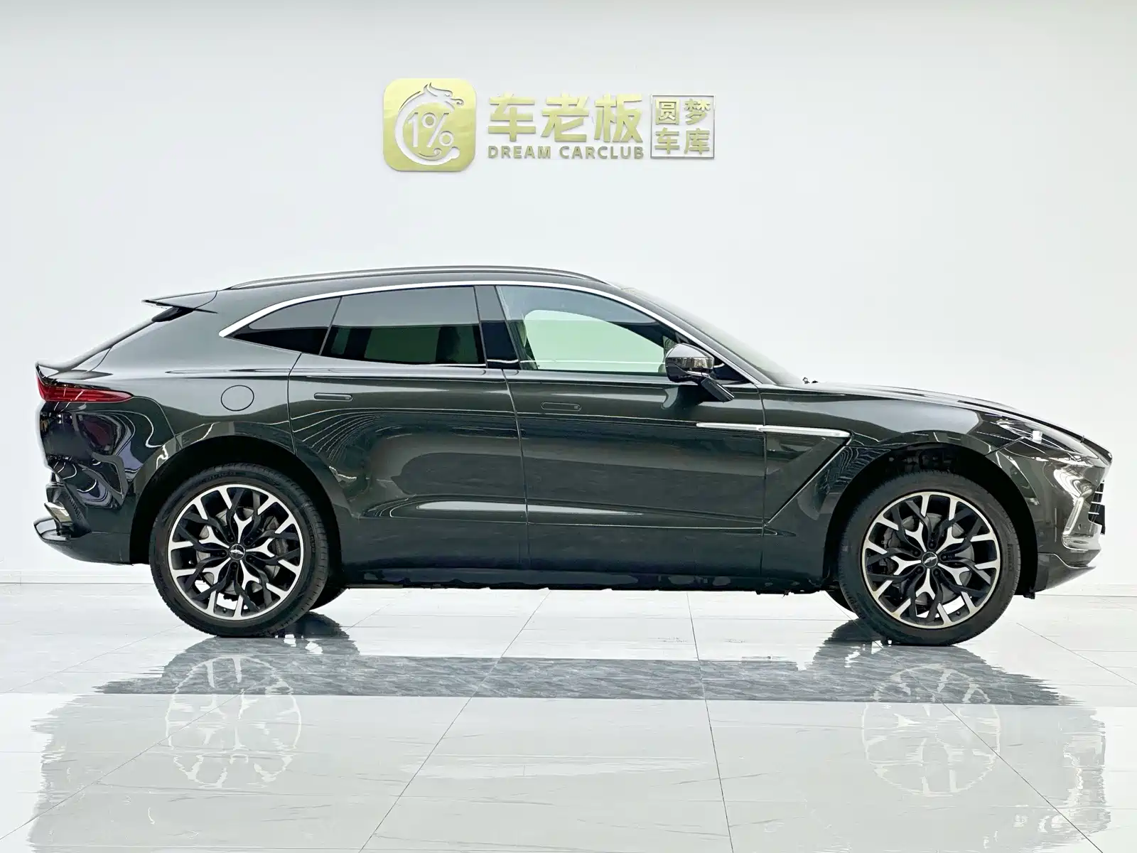Фото 7 - Aston Martin DBX