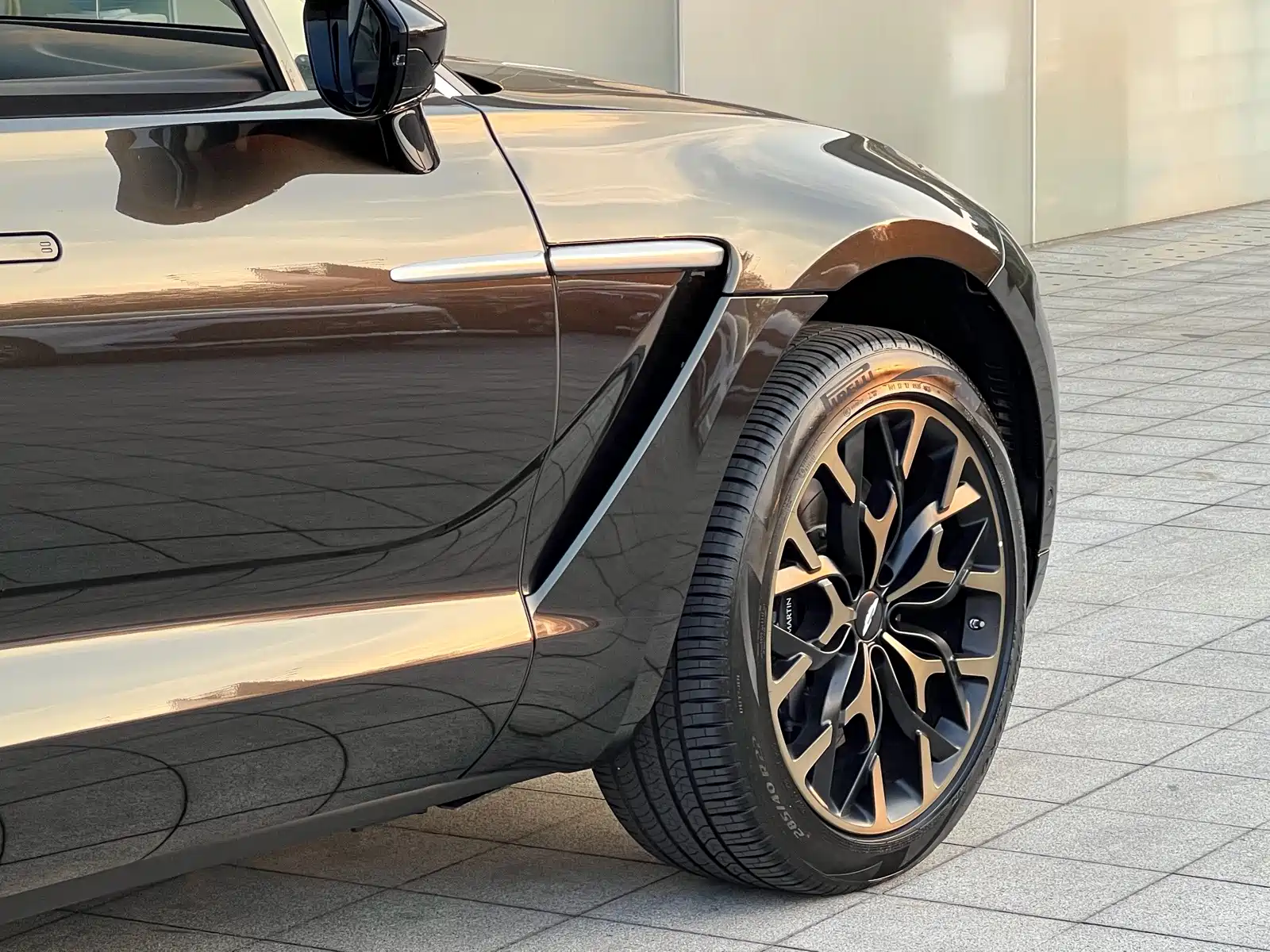 Фото 11 - Aston Martin DBX