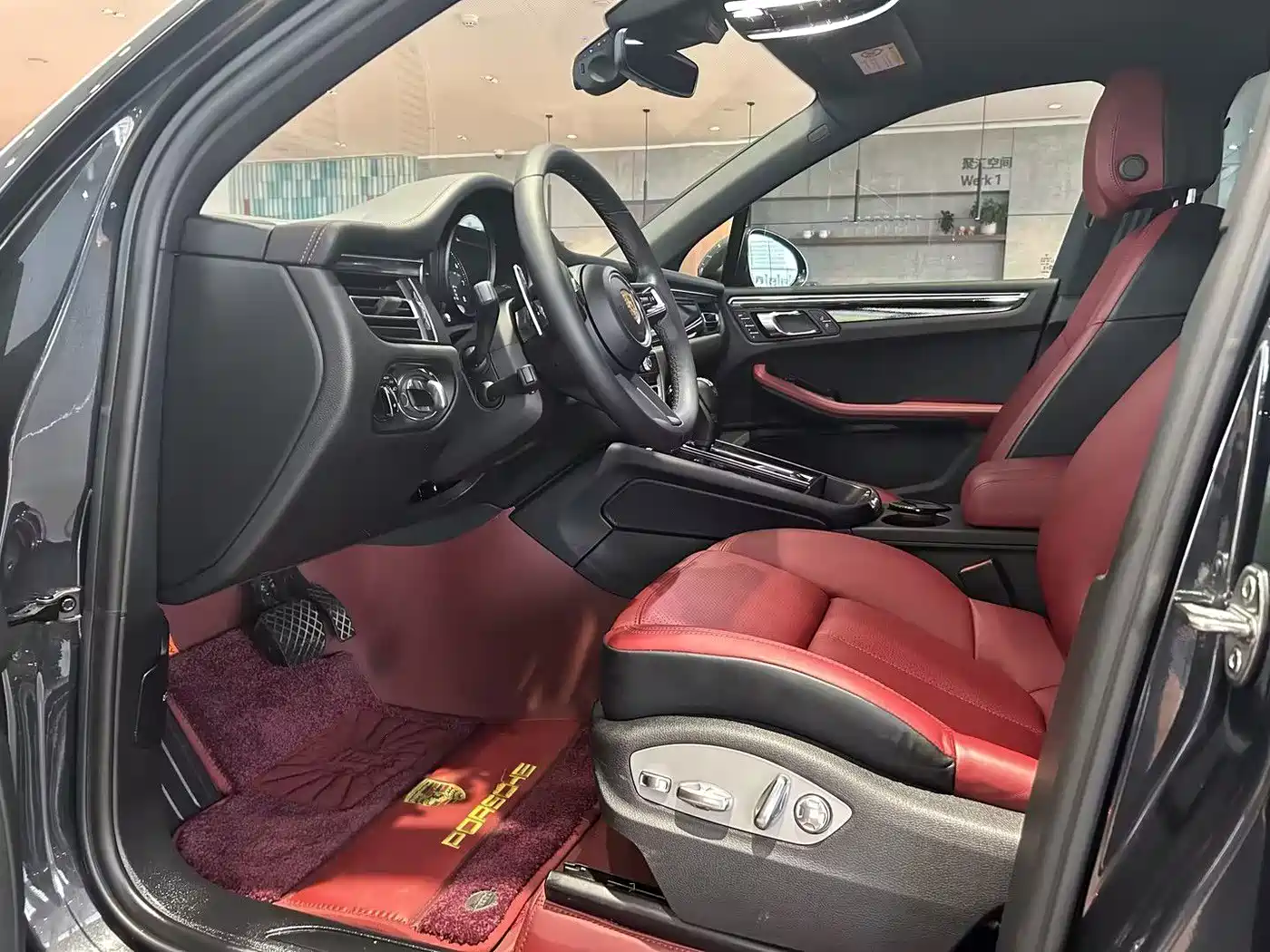 PORSCHE MACAN