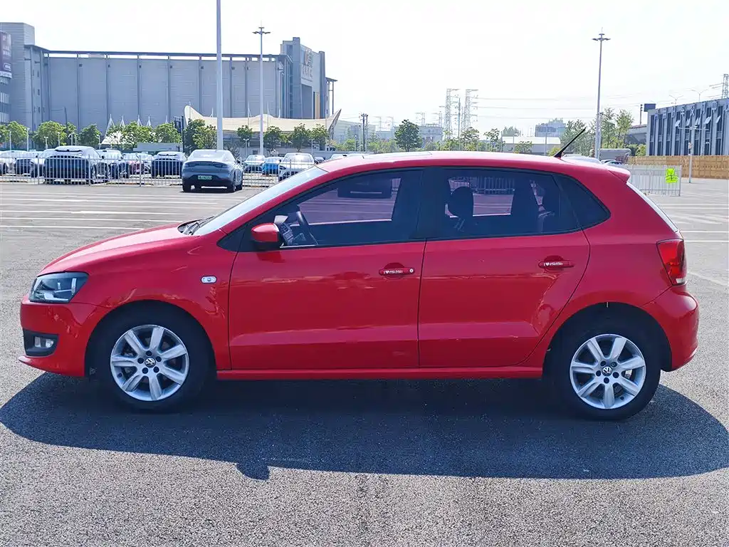Volkswagen Polo 2013 1.4L Automatic Luxury Edition фото 2