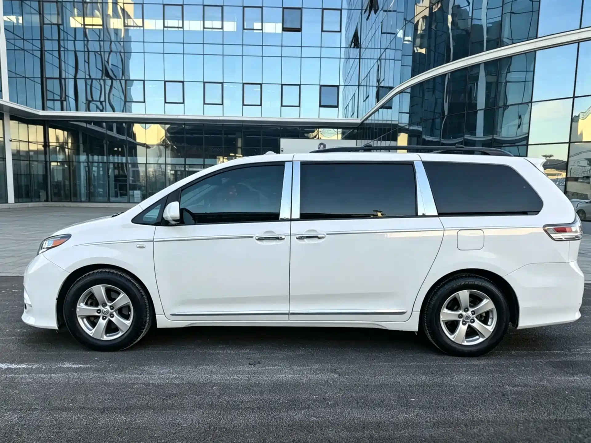 Photo 9 - Toyota Sienna