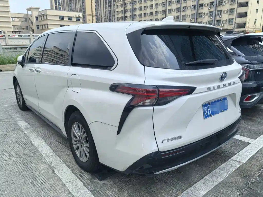 Photo 7 - Toyota Sienna